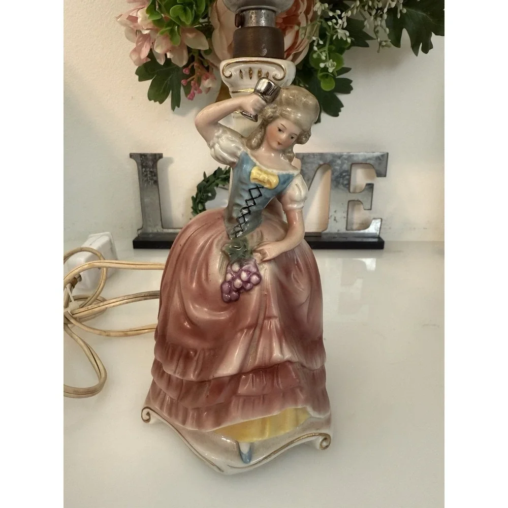Vintage Victorian Figural Boudoir Lamp 10